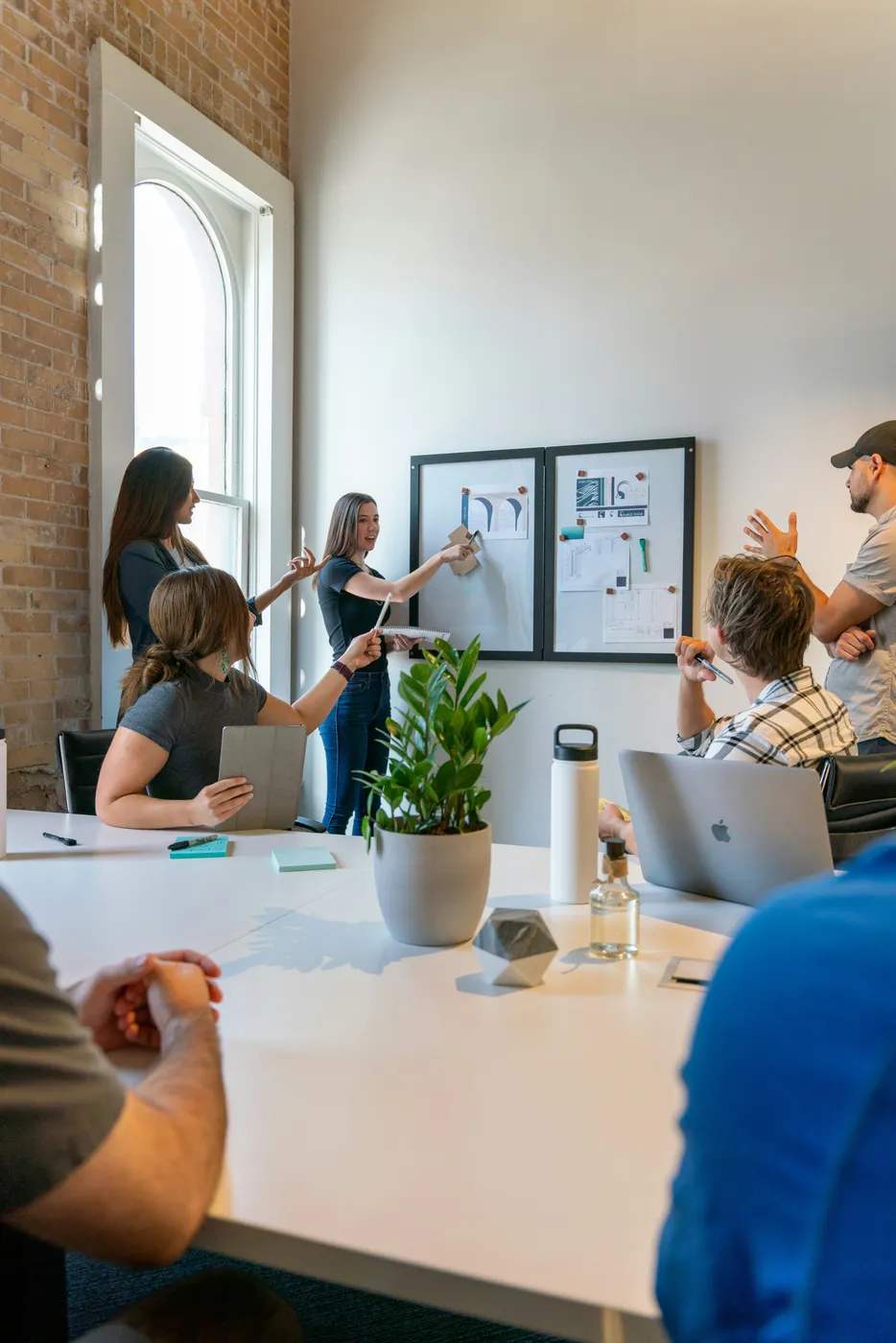 Équipe réunie autour d'une table lors d'un atelier de sophrologie en entreprise — bien-être au travail, cohésion et QVCT